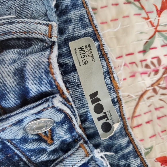 Topshop Embroidered Ripped Jeans - Picture 4 of 8